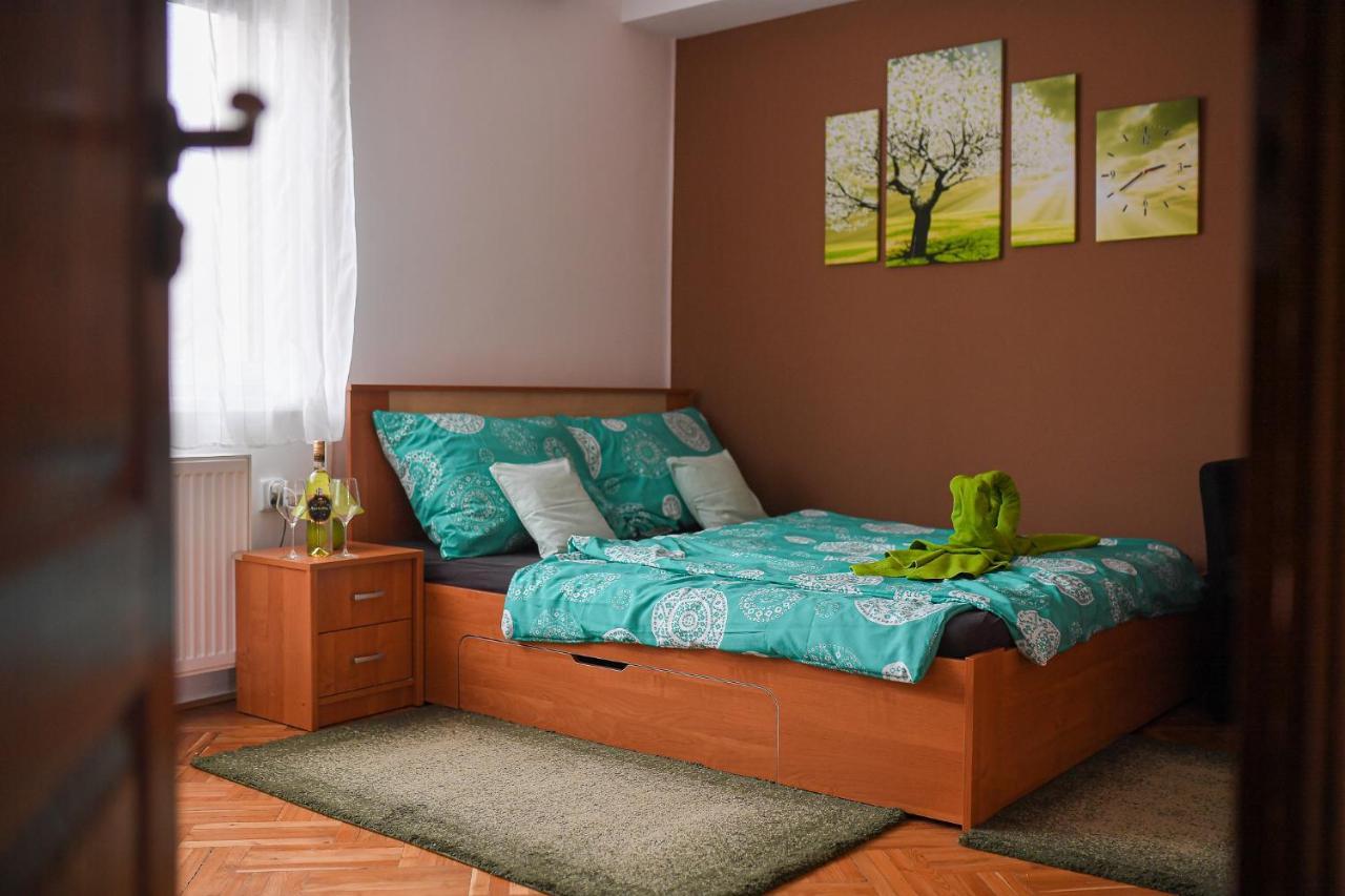 Kokusz Apartmanok Έγκερ Δωμάτιο φωτογραφία