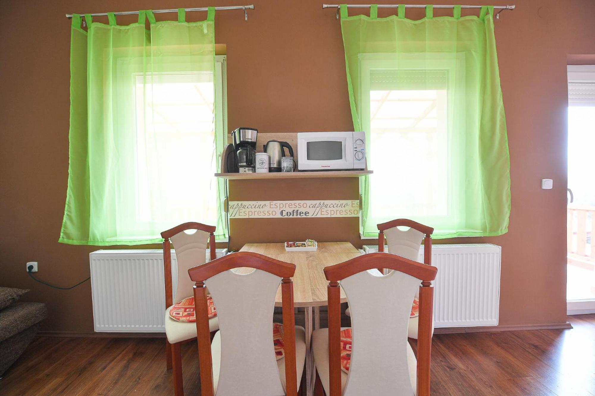 Kokusz Apartmanok Έγκερ Δωμάτιο φωτογραφία