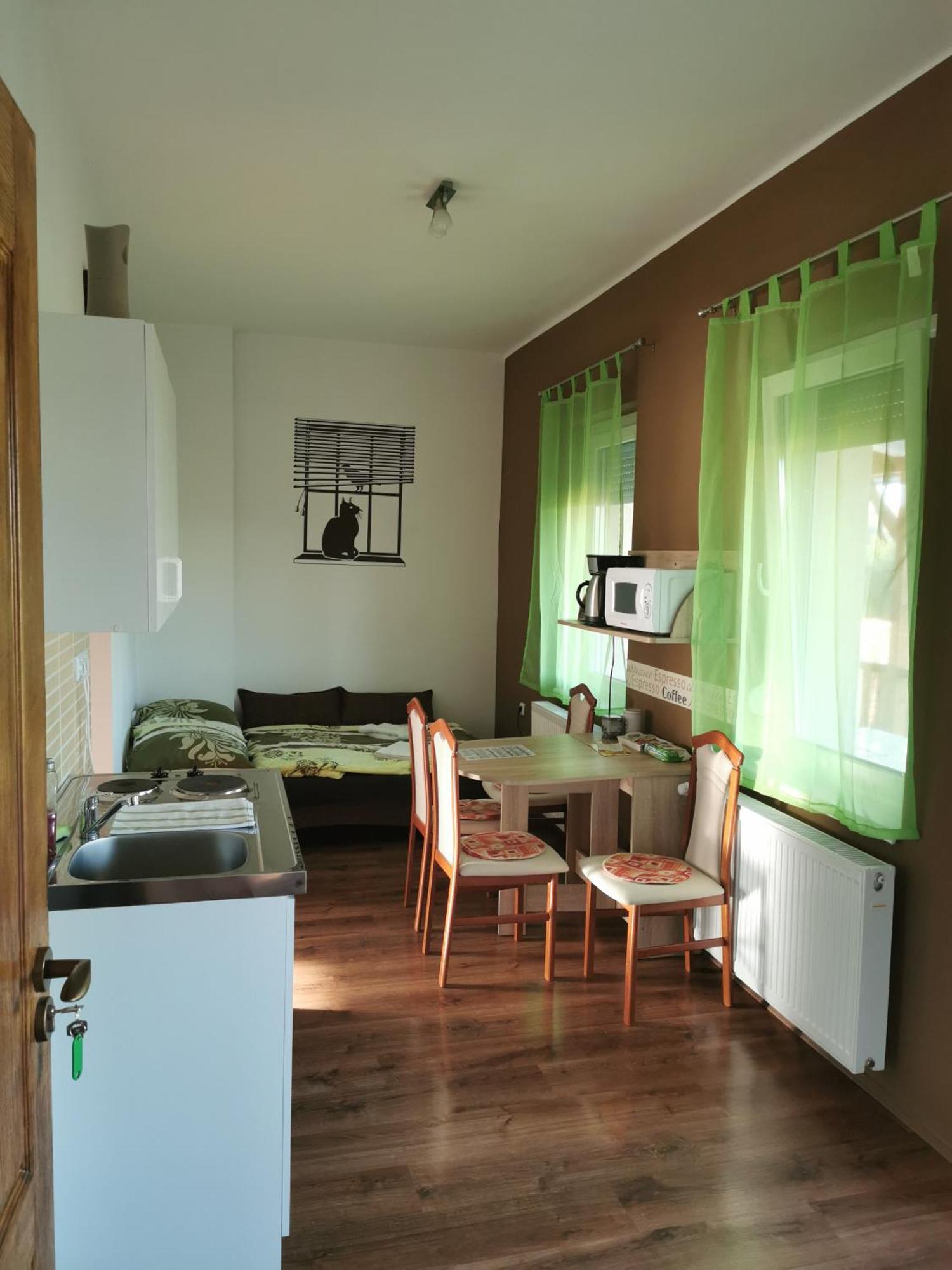 Kokusz Apartmanok Έγκερ Δωμάτιο φωτογραφία