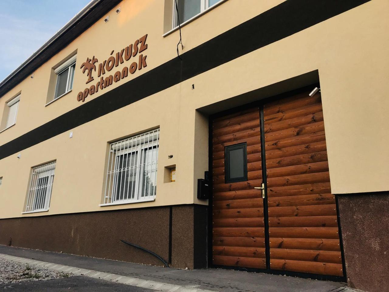 Kokusz Apartmanok Έγκερ Εξωτερικό φωτογραφία
